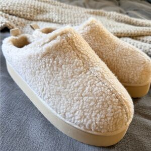 Old Navy Cream platform Fleece Slippers